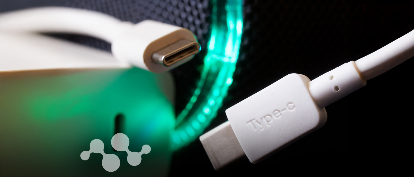 USB Type-C 线缆的特写，背景为发光的绿色，象征着连接性和技术。Semtech 徽标在图像的左侧可见。